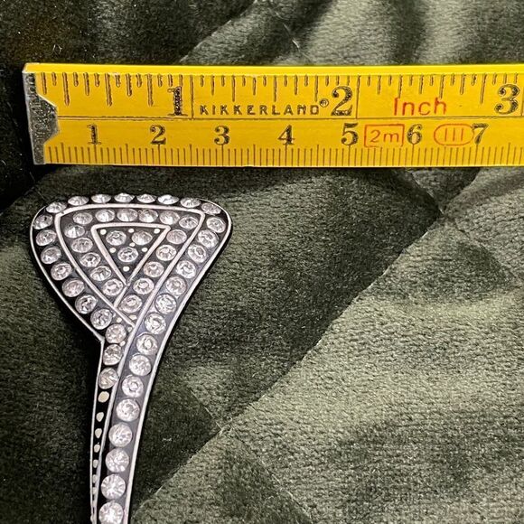 Antique brooch - diamanté set into black plastic with hand painted detail - Picture 6 of 11